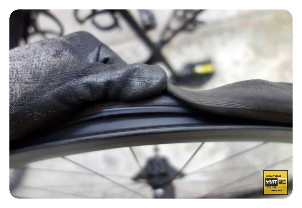 자전거 타이어 장착 시 튜브가 씹혀서 펑크가 또 발생하지 않도록 주의합니다.