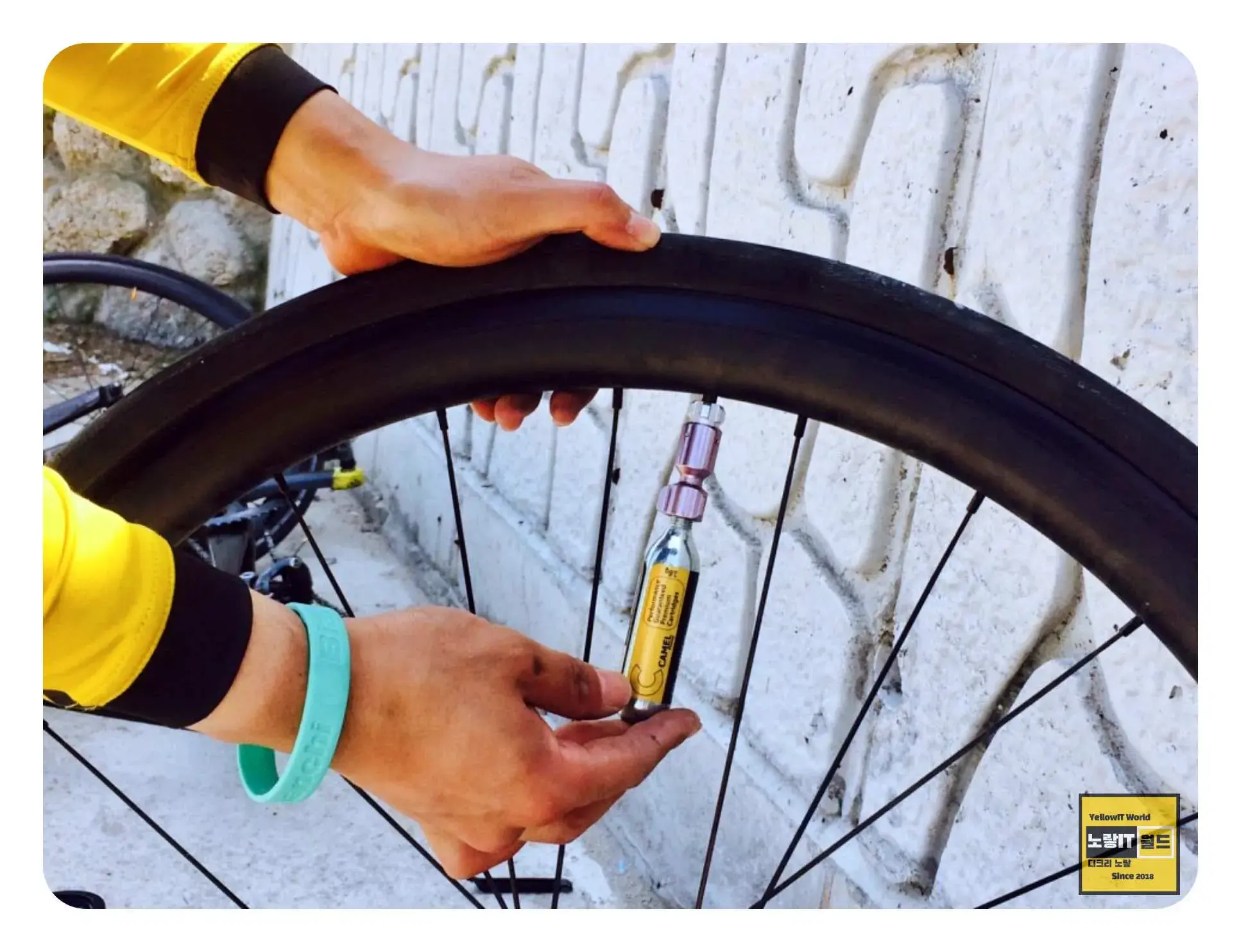 CO2를 사용해 자전거 타이어에 공기를 주입 시 바람이 금방 빠지게 됩니다.